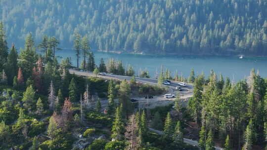 公路旅行概念山林太浩湖景观车驾驶森林