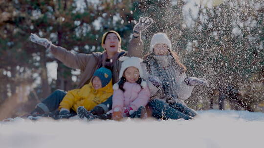 快乐家庭在雪地里玩耍