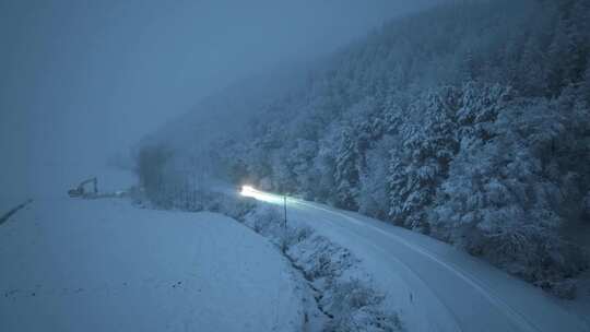 汽车行驶在冬天的林海雪原