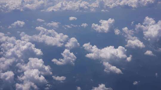 飞机在云层之上飞行
