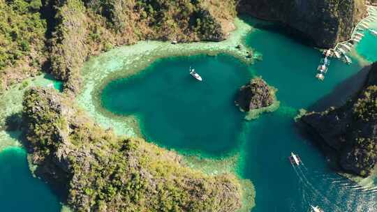 泻湖和绿松石水的海景