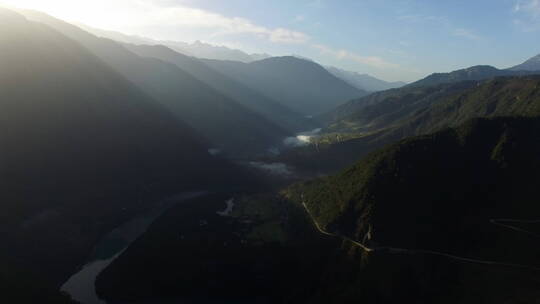 清晨的怒江大峡谷