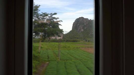 透过火车车窗看窗外的乡村风景