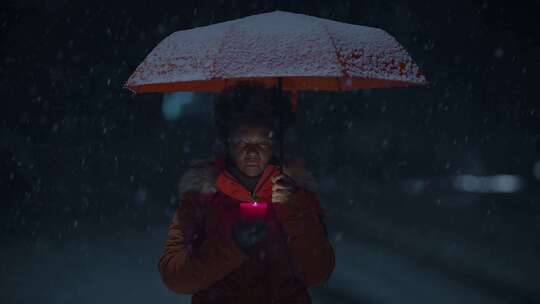 女人，雪，街，烛光