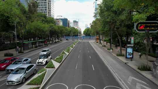 无人机在墨西哥城改革大道上逆向拍摄，完全emp