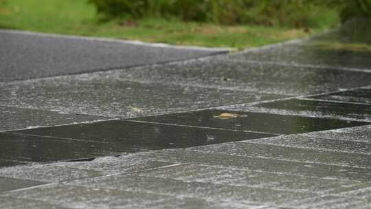 雨滴落在地面上