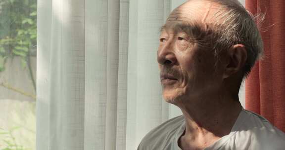 窗边老人侧脸特写