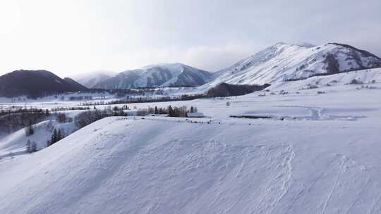 航拍新疆禾木雪景森林雪地小木屋禾木桥雪山