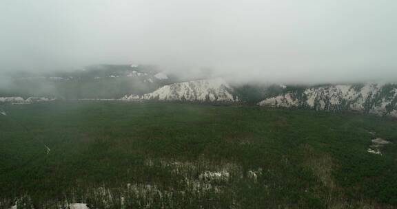 航拍大兴安岭春季降雪山林雪景