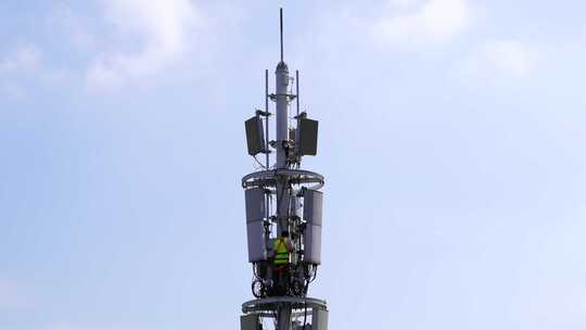 工程师维修信号塔工人维修通讯塔施工维护视频素材模板下载