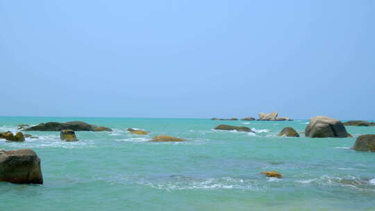 海南三亚大海边蓝色海浪拍打礁石岩石海景视频素材模板下载