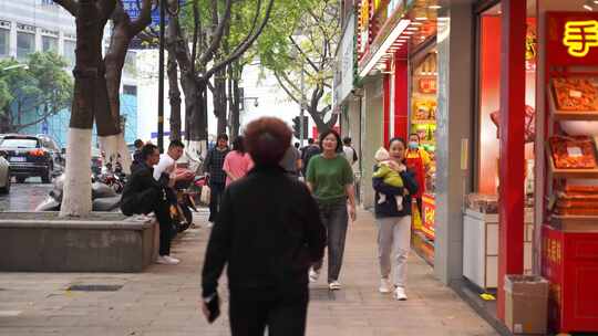 走在重庆街头走路行走第一视角路上行人街道