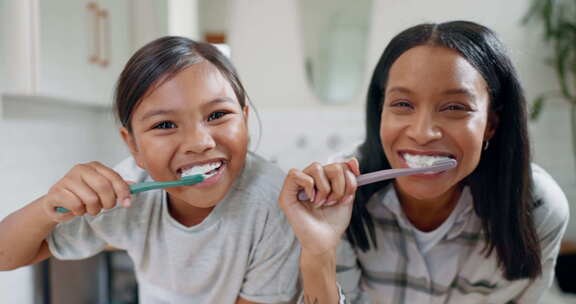 脸，妈妈和女孩在浴室刷牙，以保持牙齿健康