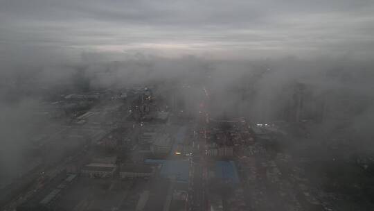 航拍城市雨后平流雾