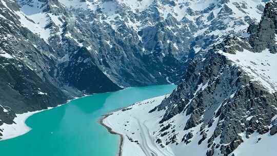 青藏高原雪山风光