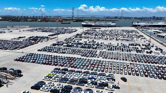 俯瞰港口航拍汽车码头新能源汽车出口