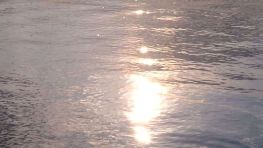 夕阳照射在湖水波光粼粼空镜视频素材模板下载