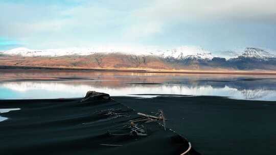 被黑沙覆盖的沉船残骸，冰岛风景秀丽的山脉。-空中
