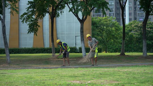 武汉市汉阳区墨水湖公园工作人员维护公园