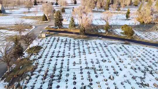 白雪覆盖的墓地