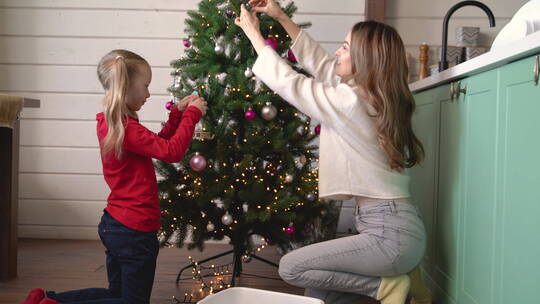 母女一起装饰圣诞树视频素材模板下载