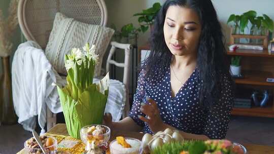 一个用Haft sin物品装饰中心桌子的