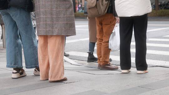 繁忙都市路人过马路