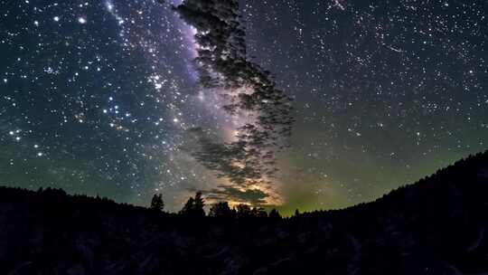 夜空浩瀚 繁星点点 银河横贯 静谧无声