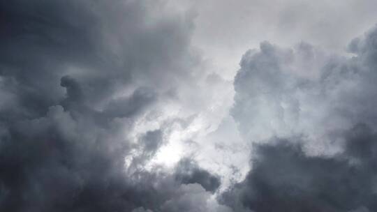 恐怖的打雷天气的乌云闪烁视频素材模板下载