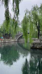 雨中济南护城河，天下第一泉黑虎泉白石桥