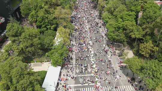 墨西哥城同性恋骄傲日，天线向节日人群下降