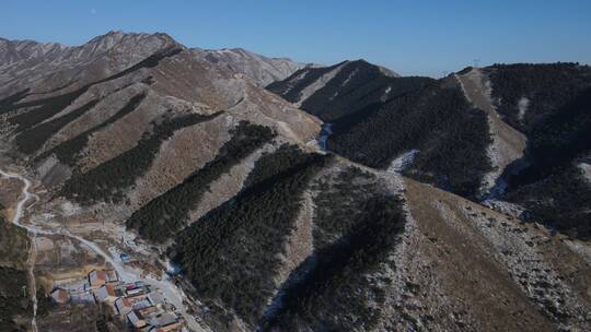 航拍大雪过后的山峰峡谷美景