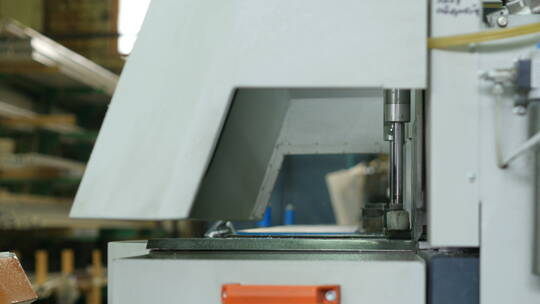 塑料窗的生产线生产圆锯切割PVC型材