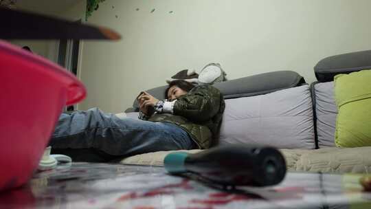 女孩沙发上躺卧玩手机