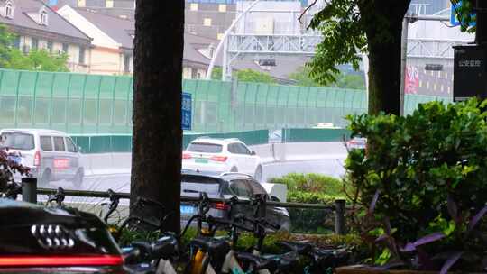 城市马路道路下雨天雨水雨滴街景街道街头风