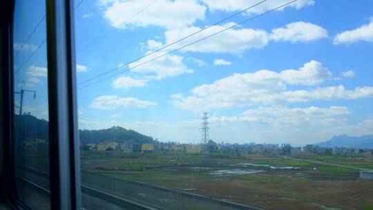 高铁动车窗外蓝天白云乡村景观
