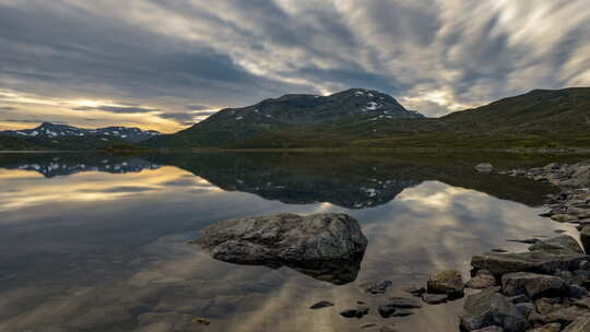 挪威赫姆塞达尔瓦瓦内特湖畔令人惊叹的日落美景-延时