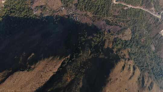 4k瓦努科安博皮奇加科查泻湖秘鲁安第斯山脉的日间无人驾驶飞机视图