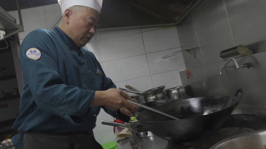 厨师正在炒锅里的辣椒
