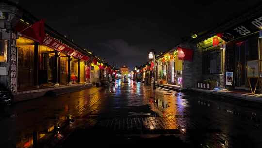 山西大同东南邑夜晚灯光映照下的古街街道