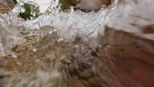 水中拍摄水流流过岩石