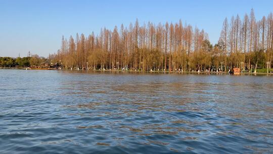 4k杭州西湖中央看湖边绿道游客络绎不绝