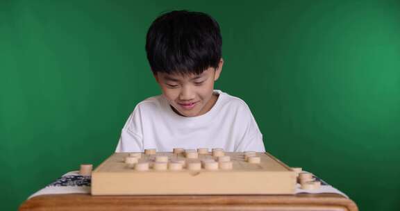 中国小男孩在下棋中国象棋8K实拍