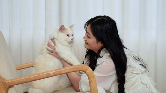 美女与可爱猫咪的日常