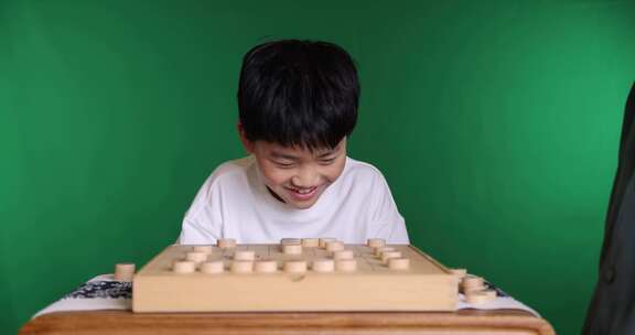 中国小男孩在下棋中国象棋8K实拍