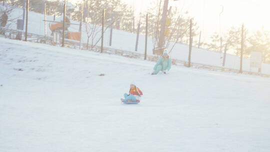 女孩在滑雪场开心的玩耍视频素材模板下载