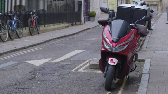 街道上停放的摩托车特写视频素材模板下载