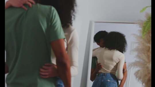 热夫妇接吻在前的的镜子视频素材模板下载