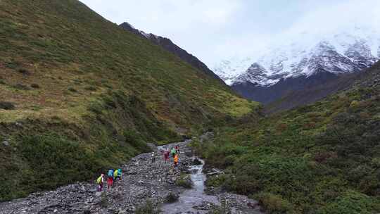 航拍攀登四川贡嘎山区贡巴峰雪山的登山者