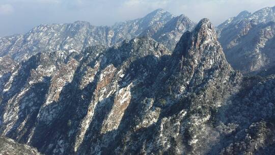 航拍黄山冬雪九龙峰山峦峡谷